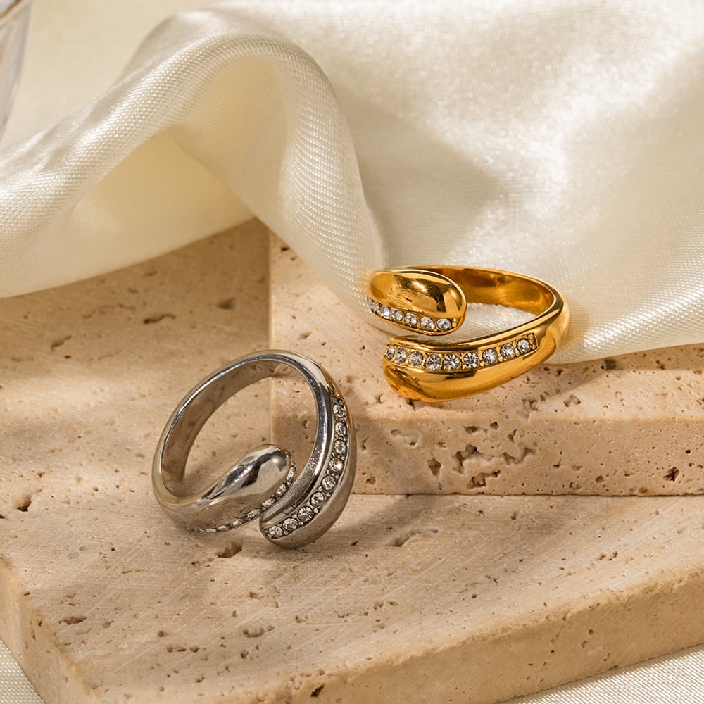 18K Gold Ring with Zircon Water Drops Design